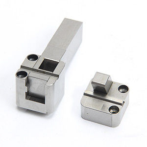 Plastikowe części formowane wtryskowo C.SU 1.2344 Twardość 56HRC